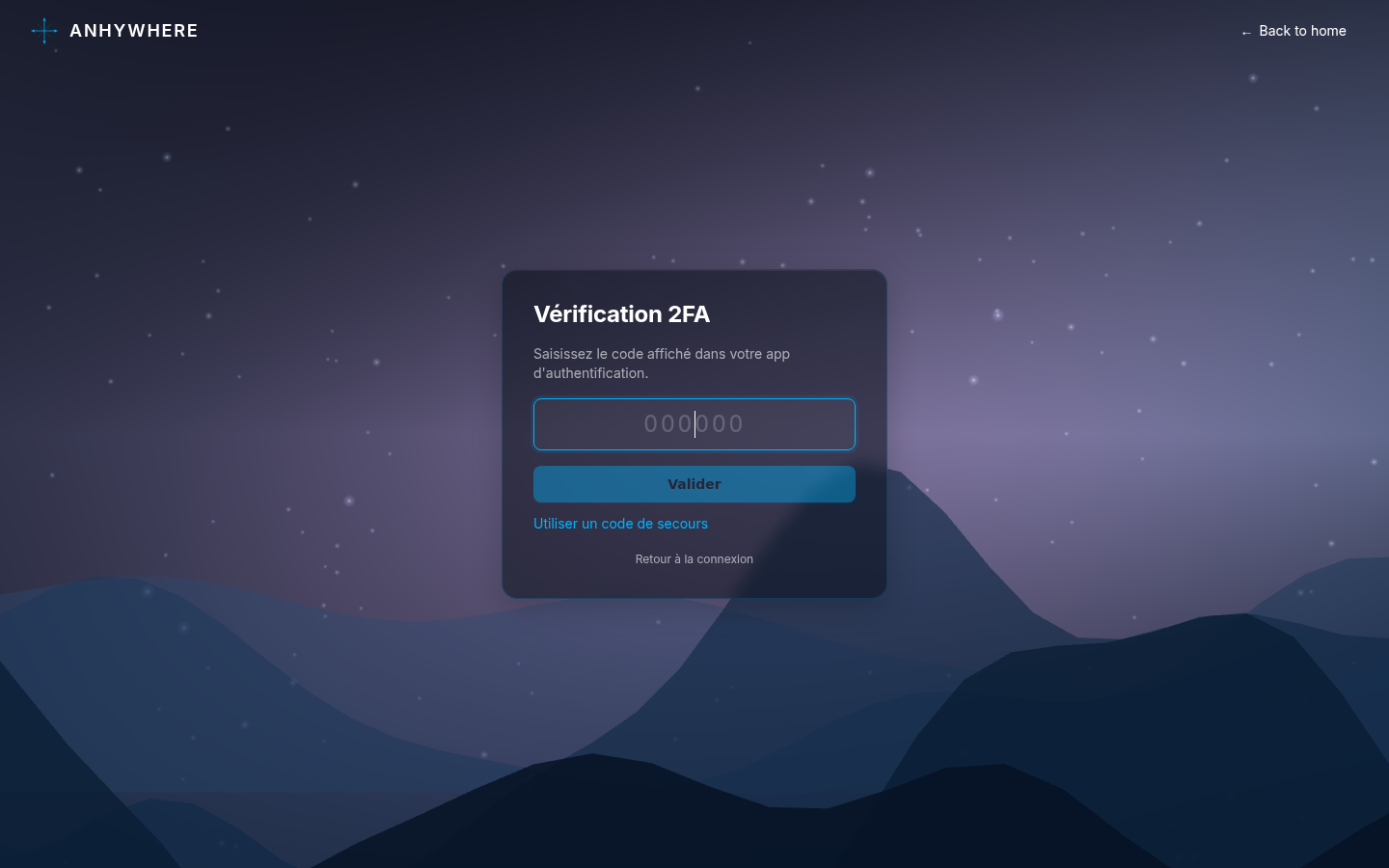 Page « Vérification 2FA » en mode par défaut : titre, phrase d'instruction, champ vide portant « 000000 », bouton « Valider », lien « Utiliser un code de secours » et lien « Retour à la connexion »